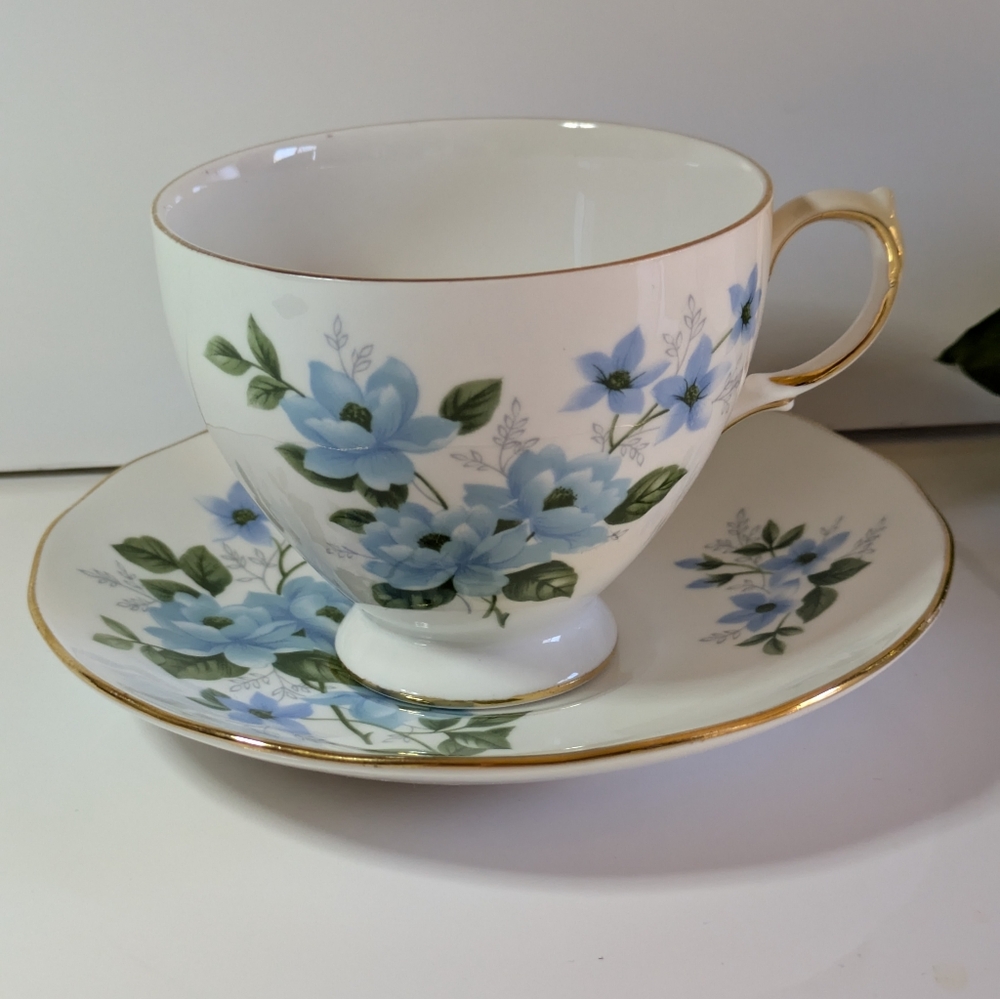 Vintage Queen Anne English Bone China Teacup & Saucer 846 Blue Floral Gold Trim